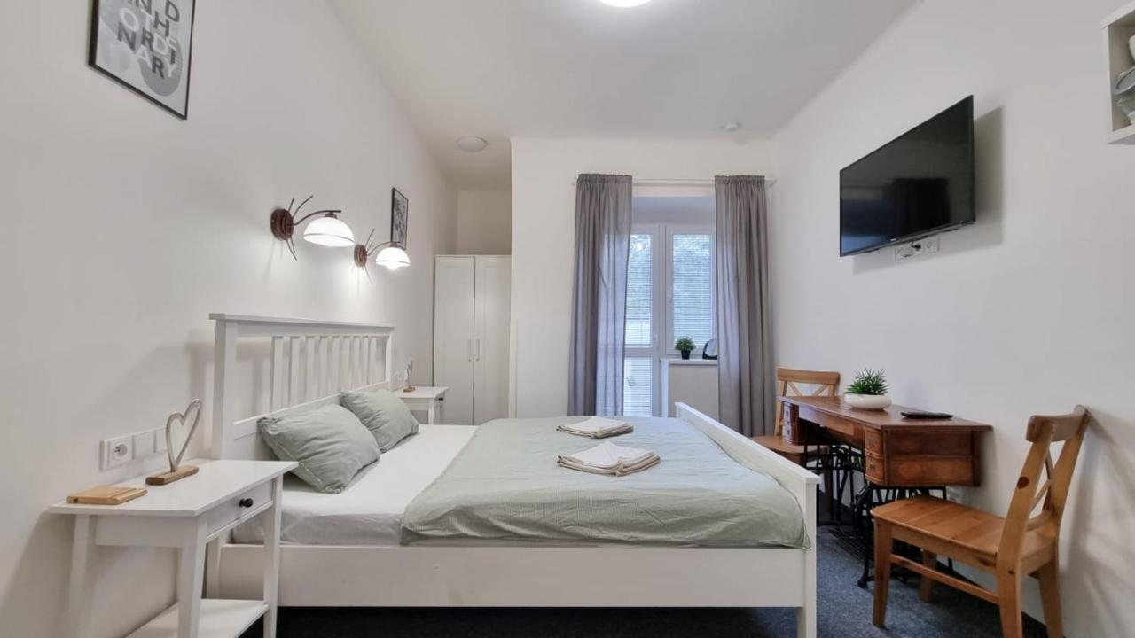 Finnem Rentals Jicinska Prague Exterior photo